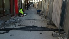 От няколко месеца, гледайки ремонтите по софийските улици, се питам: няма ли в България истинска десница – автентична или не, – която да защити десетките фалиращи дребни предприемачи с магазинчета зад тарабите на строежите? 