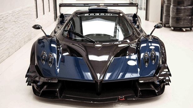 Pagani Zonda Revolucion
Версията Revolucion ще е последната на модела Zonda, поне така се кълнат от Pagani Automobili. Все пак, този супер автомобил се появи през 1999 година и вече е време за нещо по-ново. 6-литровият V12 доработен от AMG е с мощност 800 конски сили и задвижва задните колела. Трансмисията е 6-степенна секвенциална и сменя всяка предавка за умопомрачителните 20 милисекунди. От Pagani твърдят, че този снаряд се ускорява от 0 до 100 км/ч за 2,6 секунди. Цената му е 2,2 милиона евро. Zonda се оттегля с достойнство.