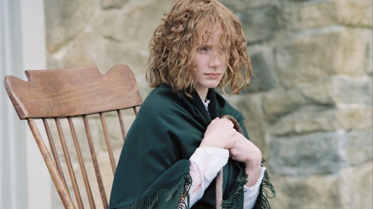 "Селото" 
Филмът на Шамалаян получи противоречиви отзиви от критиката и от публиката, но есента е идеалното време да го изгледате (отново). "Селото" има фантастична и зловеща обстановка и в него можем да видим една от най-красиво заснетите есенни гори. Червените наметала на ужасяващите горски създания, които контрастират на жълтите листа, допълват перфектно картината.