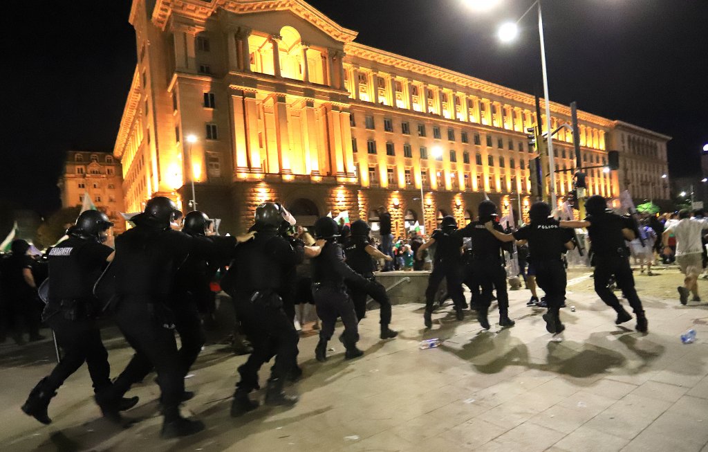СДВР: 126 задържани след протестите вчера, над 80 пострадали полицаи