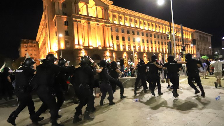 СДВР: 126 задържани след протестите вчера, над 80 пострадали полицаи