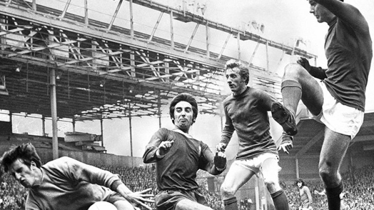 Вратарят на Ливърпул Рей Клемънс е уловил топката след удар на Брайън Кид по време на двубой за първенството на "Анфийлд". Денис Лоу и Рой Евънс, по-късно мениджър на Ливърпул, гледат отблизо. Мачът завършва 1:1