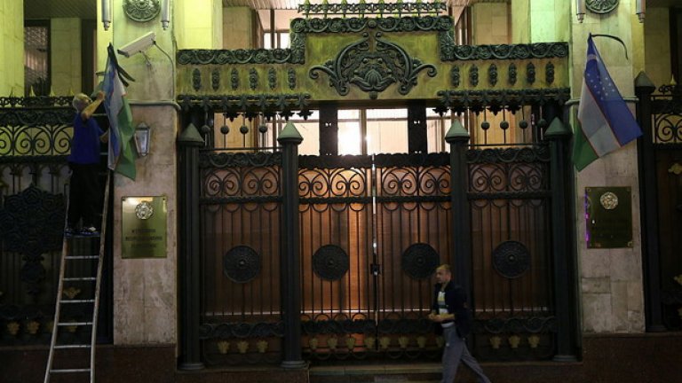 Пред посолството на Узбекистан в Москва беше издигнат черен флаг