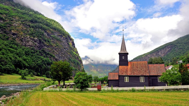Флом - приказното кътче от рая, застрашено от набезите на туристите