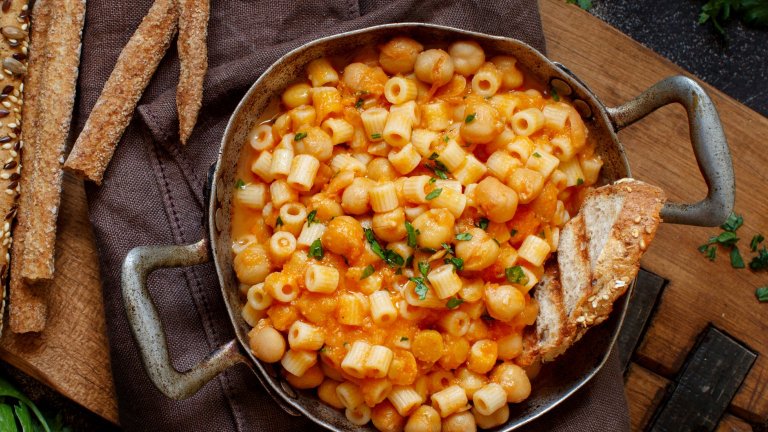 Диталини с нахут и морковиДиталините са вид паста, която прилича на много къси малки макарони. Заради формата си си вървят прекрасно с плътни, тежки сосове, подходящи за студените есенни и зимни вечери. Такъв е и сосът с нахут и моркови, който освен всичко друго се приготвя и невероятно лесно. 
В голям дълбок тиган запържете малка глава лук, стрък целина и 5-6 скилидки чесън, накълцани на ситно. След това добавяте вътре една консерва нахут от 400 грама, чаша вода, две лъжици доматено пюре и два моркова, нарязани на кубчета. Гответе до пълно омекване на нахута и морковите, след което прибавете сварените диталини, разбъркайте и сервирайте.