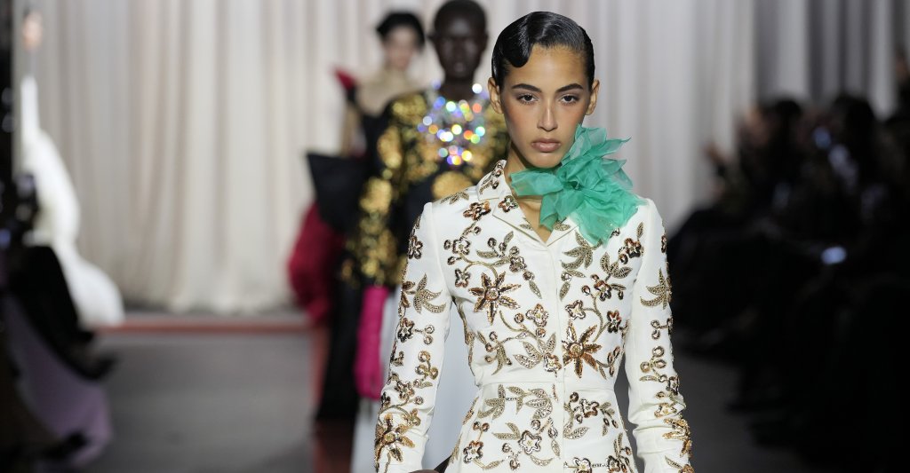 Цветовете се събуждат
Сезонът забравя за сивите и безлични тонове – тази пролет палитрата на якетата ще е равнозначна на кошница с великденски яйца. Жълто, розово, синьо и зелено ще доминират при връхните дрехи, предразполагайки ви да разнасяте цветно настроение.