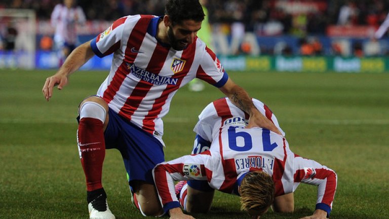 Фернандо Торес целува земята на родния стадион, след като вкара още в първата минута.