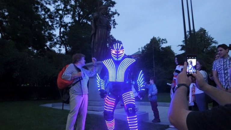 Неочакваната поява на светещ робот обърка наблюдаващите паметника снощи
