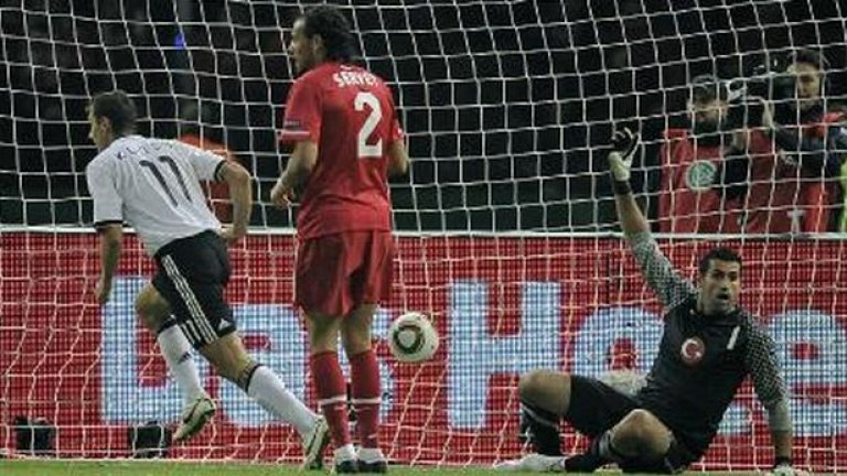 Мирослав Клозе вкара два гола за победата на Германия над Турция с 3:0 миналата година