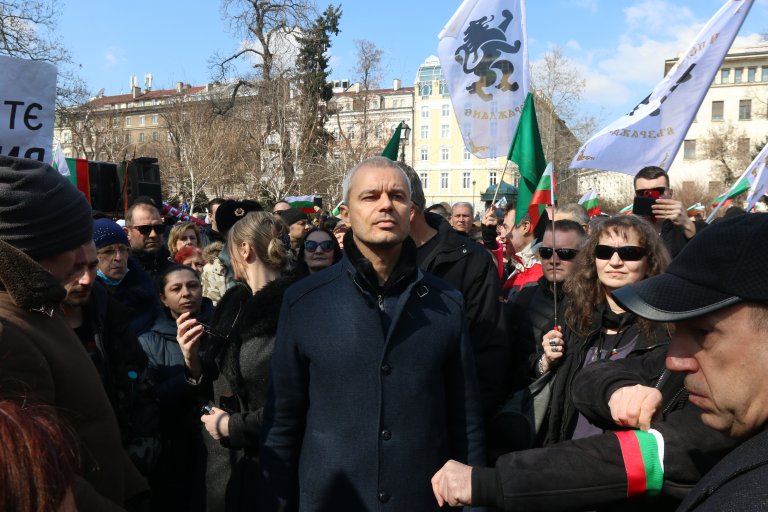 "Възраждане" на Костадин Костадинов в продължение на години систематично изграждаше публичния си образ, а сега ревностно брани територията си от новите партии.