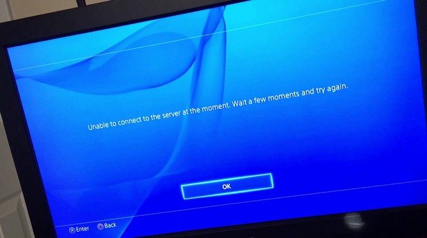 Хакването на PlayStation Network

Днес почти ежеседмично четем за хакнати бази данни и изтекли пароли и лични данни, но пробивът на PlayStation Network през април 2011 г. бе безпрецедентен в света на гейминга. Ставаше дума за огромен брой адреси, пароли и номера на кредитни карти на потребители на PlayStation Network, както и тези на Qriocity, която предоставя аудио и видеофайлове онлайн. По онова време Playstation Network и онлайн услугата Qriocity имаха повече от 75 млн. потребители в 59 страни в целия свят.
 
Правителствени агенции по цял свят изразиха загриженост във връзка с кражбата и заради това, че Sony предупреди с цяла една седмица закъснение своите потребители. Прекъсването на услугата продължи 23 дни и като компенсация Sony предложи 30 дни безплатно членство в програмата PlayStation Plus за всички абонати на PSN.
