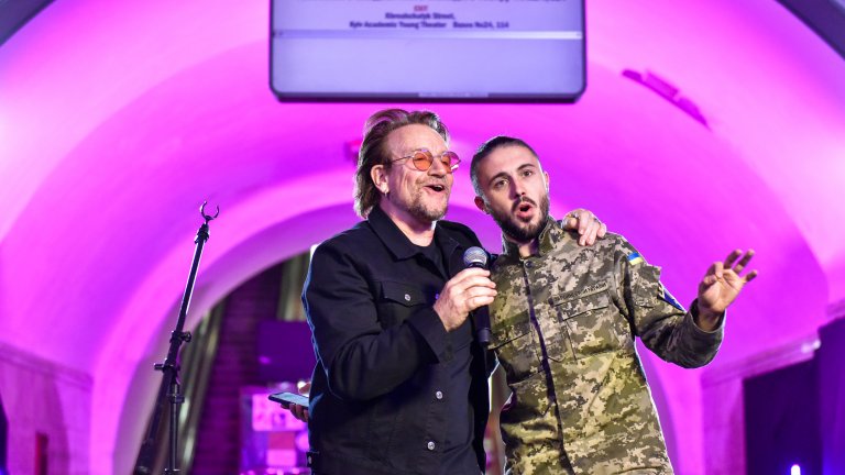 Боно от U2 изнесе изненадващо шоу "за свобода" в метрото на Киев