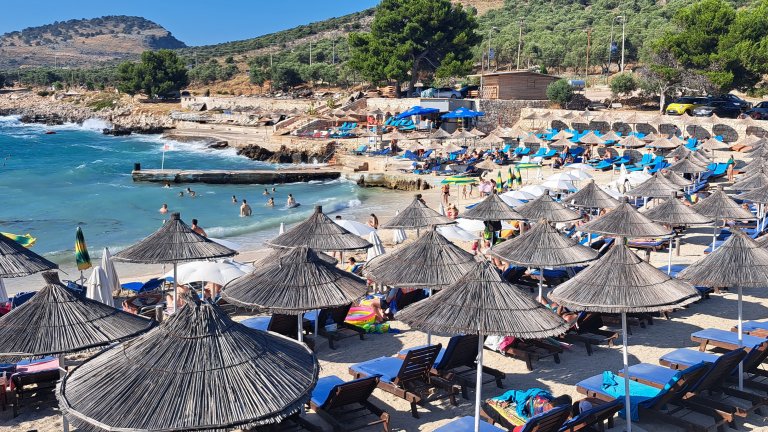 Всеки квадратен метър е зает от чадъри и шезлонги