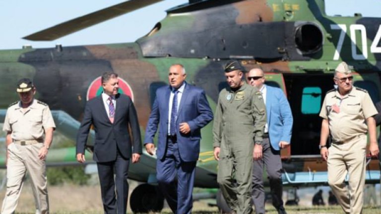Военният министър Николай Ненчев, премиерът Бойко Борисов и началникът на ВВС ген.-майор Румен Радев преди месец в Шабла. Само няколко седмици по-късно кризата около военната авиация и разузнаването ескалира.