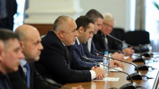 Правителството гласува нови разходи за борбата с коронавируса и за стимулиране на медиците на първа линия