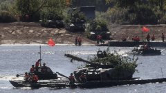 Русия отзовава войските си от границите и Черно море