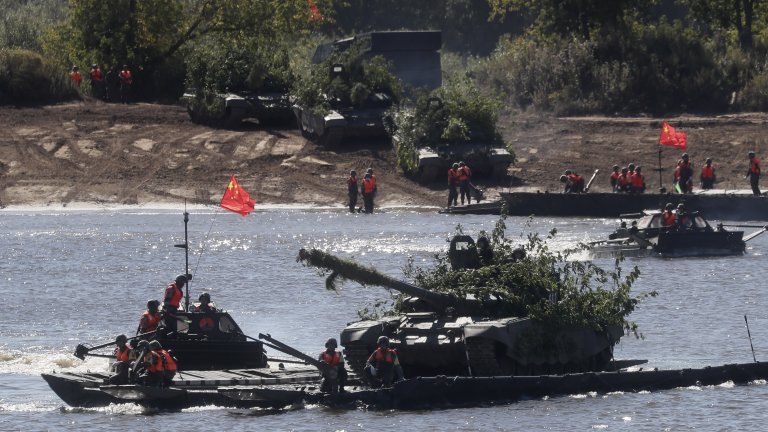 Русия отзовава войските си от границите и Черно море