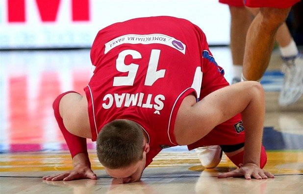 Владе Щимац целува пода на залата в Мадрид. В родината им тези сръбски баскетболисти вече са герои, независимо от финала в неделя. Никой не очакваше от тях да стигнат до него.