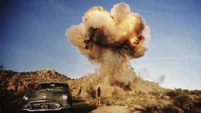 "Забриски пойнт" (1970), реж. Микеланджело Антониони
Наполовина документален реализъм, наполовина пищно психеделично пустинно пътуване, американският филм на Антониони предлага на зрителите различни аспекти на живота в пика на контракултурата. Въпреки че не е приета позитивно от критиците, култовата класика на Антониони остава фундаментален етап от психеделичното кино с прекрасните си пустинни пейзажи, хипнотични халюцинаторни сцени и идеално пасващ саундтрак, дело на изпълнители като Grateful Dead и Pink Floyd.
Сюжетът се развива между млади мъж и жена, Марк (Марк Фрешет) и Дария (Дария Халприн), които се срещат в Долината на смъртта. Филмът започва със студентски протестен митинг, на който присъства Марк, с основния въпрос какво прави човек революционер. Следваме Марк, докато той наблюдава приятелите си в тази група да бъдат обгазявани със сълзотворен газ, бити, а един от студентите е прострелян от полицията.
Полицай е прострелян, и Марк е заподозрян, след като бяга от мястото на престрелката. Той открадва малък самолет в местно летище и отлита в пустинята. Междувременно Дария кара през призрачен град на път за Финикс, за да се срещне с шефа на фирмата си (и вероятно неин любовник), Лий (Род Тейлър). Марк вижда колата на Дария в небето и снижава самолета, за да се срещне с нея. Двамата лудуват из пустинята заедно, преди да се изправят пред мрачната реалност, която ги очаква в цивилизацията.
Антониони улавя безгрижието на младостта в този филм, изследващ революцията и американската контракултура. Наподобяващите сън сцени (включително чувствена любовна сцена сред пустинята, която се превръща в оргия на покрити с пясък тела) пренасят този филм от реализма в материалистична психеделия.