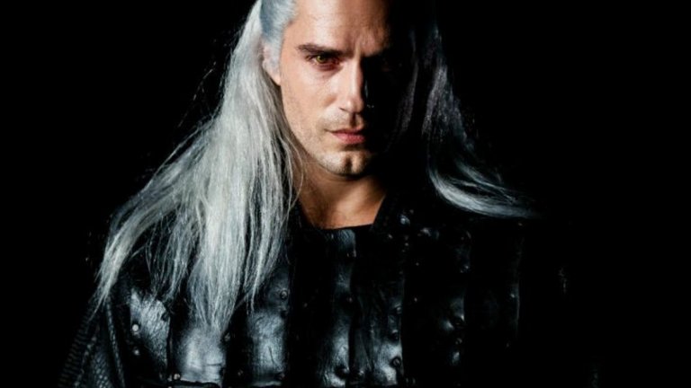 The Witcher - Netflix
Още един доста спорен проект. Всеки, който е чел книгите от поредицата на Анджей Сапковски или е играл игрите по тях, знае, че тук става въпрос за нещо голямо. Вещерите са променени с магия и с отвари хора, чиято мисия е да ловят чудовища (срещу заплащане). Главният герой е Гералт от Ривия, точно такъв вещер, който обаче трябва да се справя с реалността, че все по-често хората са по-зли и от чудовищата, които лови. От Netflix засега не разкриват много по сюжета на сериала, но се очаква той да стъпва повече върху компютърните игри (позиционирани след случващото се в книгите), отколкото върху самите книги. Ще поживеем и ще видим. Може и да не се знае много за този сериал, но скандалите около него вече започнаха и са предимно свързани с каста. Като за начало изборът на Хенри Кавил не допадна на мнозина заради лъскавия вид на актьора, който не пасва много на обруления Гералт. Имаше и изтекла информация, че Netflix искат друг главен персонаж - Сири - да се играе от цветнокожо момиче или от представителка на някое друго малцинство, което предизвика огромна вълна от неодобрение. В крайна сметка ролята получи 14-годишната светлокоса и светлоока Фрея Алън. На фона на всичко това сериалът може да се окаже и тотален провал (от което Netflix евентуално биха научили важния урок да не прецакват основната история), но може и съмненията да се разпръснат и The Witcher да се окаже нещо доста сносно и приятно за гледане. Ясно засега е само, че няма как да го подминем (ако излезе през 2018 г., а не през 2019-а, каквито опасения има вече).