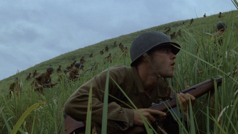  "Тънка червена линия" 

Философският епос на Терънс Малик за Втората световна война е един от най-елегантните филми по темата и визуално откровение на неговата дистанцирана естетика. Произведението ни отвежда из красивите острови в Тихия океан. Зеленото на военните машини се влива в зеленото на джунглите. 
