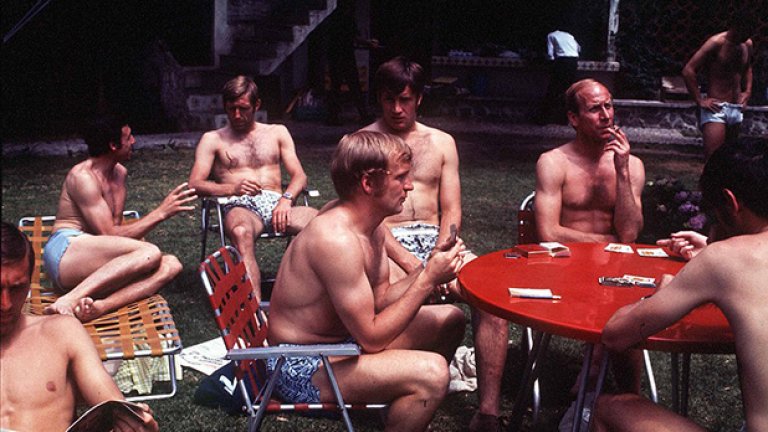 Отново сплотен колектив, но в друга епоха. Страхотна снимка! Английските национали релаксират преди двубоя срещу Бразилия на световното в Мексико през 1970 година. Повечето от островните звезди небрежно си пушат цигарата - нещо напълно нормално за онези дни.
