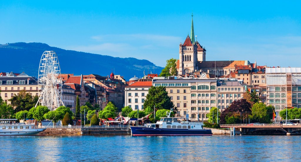 Женева
Най-големият воден фонтан в света е само едно от страхотните неща, които могат да се видят в Женева, наред с десетки луксозни заведения и места за пазаруване. Но целият този лукс идва на висока цена.
Да, Женева е скъпо място, но високите разходи за живот не възпират хората да се местят там за постоянно - над 40% от жителите са чужденци, което го прави един от най-космополитните градове в света.