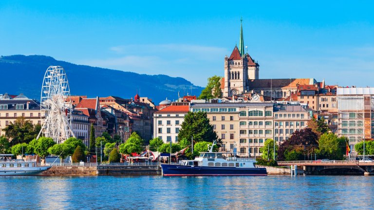 Женева
Най-големият воден фонтан в света е само едно от страхотните неща, които могат да се видят в Женева, наред с десетки луксозни заведения и места за пазаруване. Но целият този лукс идва на висока цена.
Да, Женева е скъпо място, но високите разходи за живот не възпират хората да се местят там за постоянно - над 40% от жителите са чужденци, което го прави един от най-космополитните градове в света.