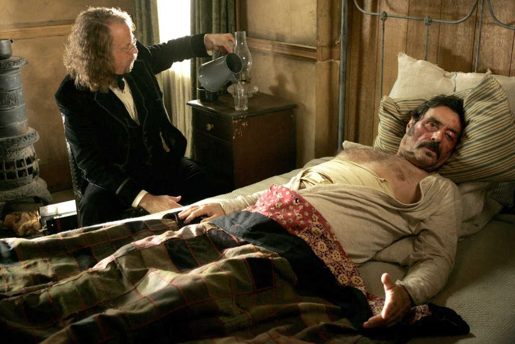 2005: \"Deadwood\" (Season 2) 
Оценка на критиците: 93/100 

Една от най-добрите драми в историята на телевизията само и единствено заради персонажите си. 