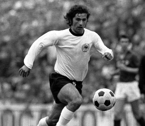 3. Герд Мюлер – Германия – 14 гола
Движението му е експлозия, а енергията неизчерпаема. 

Герд Мюлер е един от най-резултатните германски 

футболисти. Той отбелязва 10 гола на първенството 

през 1970-а, включително два във вратата на Италия на 

полуфинала, в който немцита са на минути от финал 

преди да остъпят с 3:4 след продължения. През 1974 г. 

отбелязва още 4 попадения, както и на финала срещу 

Холандия и чупи рекорда на Жус Фонтен.
