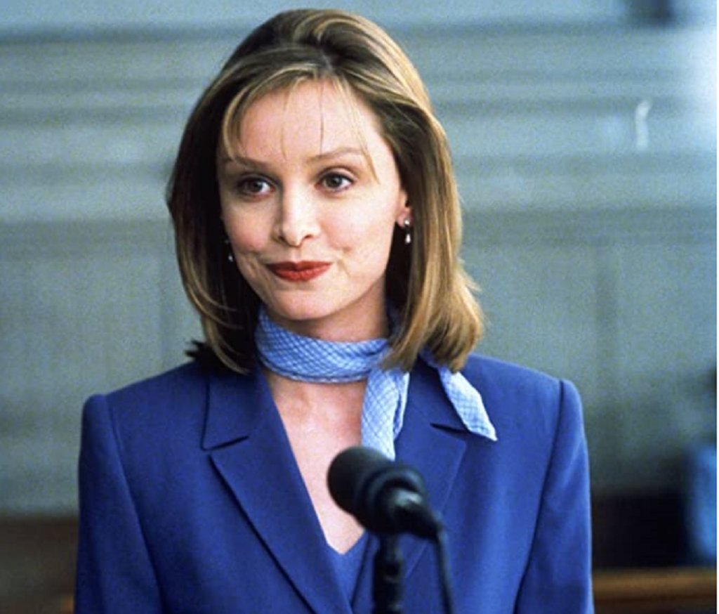 "Али Макбийл" (Ally McBeal, 1997 г.)
Още нещо "старо, но златно" - точно толкова, колкото "Сексът и градът" и "Отчаяни съпруги". "Али Макбийл" не е типичният "женски сериал" и затова може да излъжете и половинката си да го гледа. Но иначе съдържа всички компоненти, заради които спокойно да го препоръчаме именно в този списък:
Две жени, които живеят заедно, докато градят кариерите си и чакат Идеалния; две жени, влюбени в един и същи мъж; и много жени, които не се харесват една друга. Всичко това, подправено с голяма доза хумор, неочаквани визуализации на лудостите на Али (Калиста Флокхарт) и силно изразените характери на всички работещи в адвокатската кантора "Кейдж и Фиш".
