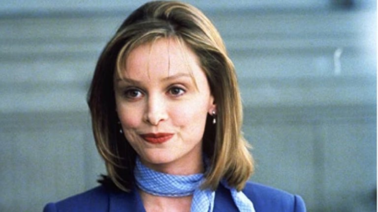 "Али Макбийл" (Ally McBeal, 1997 г.)
Още нещо "старо, но златно" - точно толкова, колкото "Сексът и градът" и "Отчаяни съпруги". "Али Макбийл" не е типичният "женски сериал" и затова може да излъжете и половинката си да го гледа. Но иначе съдържа всички компоненти, заради които спокойно да го препоръчаме именно в този списък:
Две жени, които живеят заедно, докато градят кариерите си и чакат Идеалния; две жени, влюбени в един и същи мъж; и много жени, които не се харесват една друга. Всичко това, подправено с голяма доза хумор, неочаквани визуализации на лудостите на Али (Калиста Флокхарт) и силно изразените характери на всички работещи в адвокатската кантора "Кейдж и Фиш".