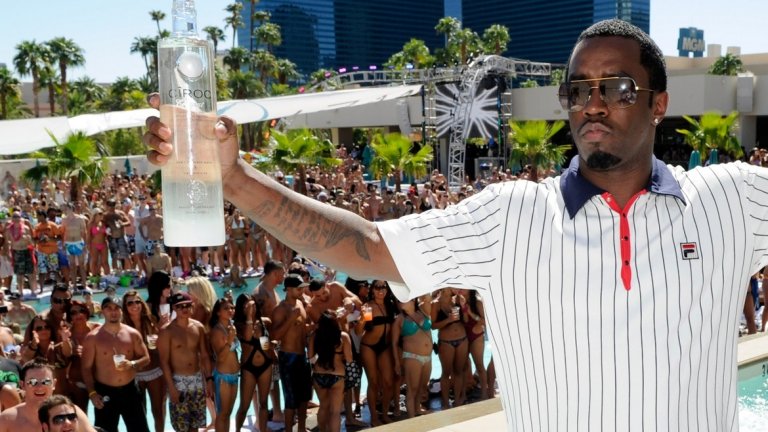 Водката на Diddy
Рапърът Шон Комбс, който е известен с това, че колекционира творчески псевдоними, през последните години сериозно се обвърза и с алкохолни брандове. Пое на гърба си целия маркетинг на френската водка CIROC като за няколко години тя постигна впечатляващ ръст в продажбите си.
Следващият му общ продукт с компанията производител е текилата Deleon, защото очевидно в света на американските знаменитости текилата се радва на доста сериозна популярност.