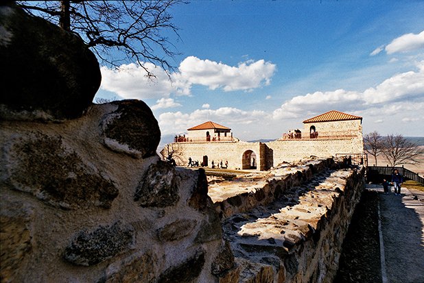 Археологическите проучвания на хълма "Св.Спас" показаха, че изграждането на крепостта е започнало по време на управлението на император Валент (364-378 г.)