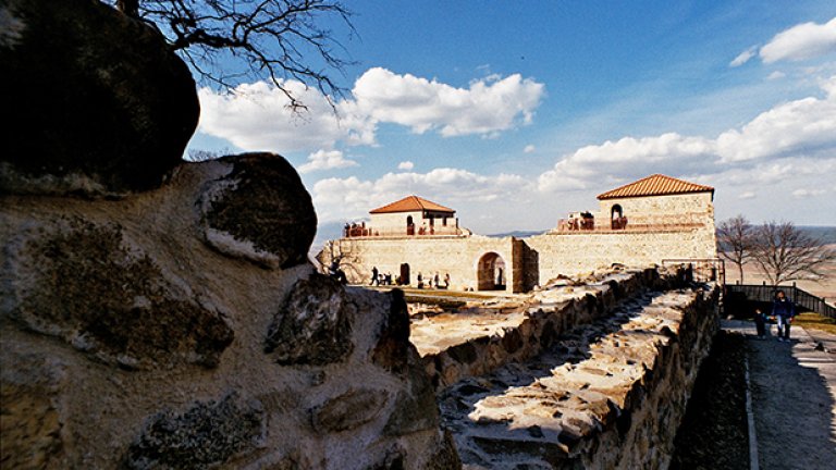 Археологическите проучвания на хълма "Св.Спас" показаха, че изграждането на крепостта е започнало по време на управлението на император Валент (364-378 г.)