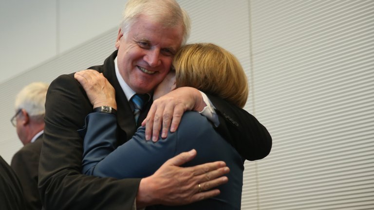 Съюзникът на Меркел напуска властта в Бавария