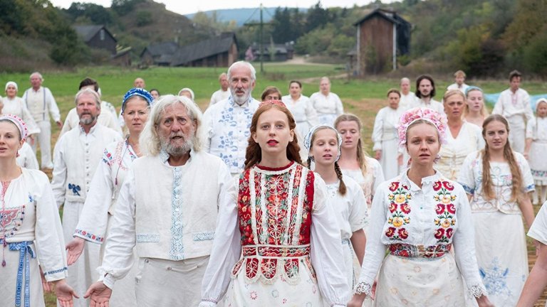 Midsommar 
Ако не сте чували името на Ари Астер, то трябва да се запознаете възможно най-бързо. Младият режисьор с афинитет към митологични хоръри е точно това, което му трябва на лятното кино – ужас, мистерия и никаква коректност или цензура. 
Астер прави страшното кино, което искаме да гледаме. Миналата година той дебютира и се бетонира с невъзмутимо якия Hereditary, а това лято злото носи бяла роба, пее скандинавски песни и има венец.