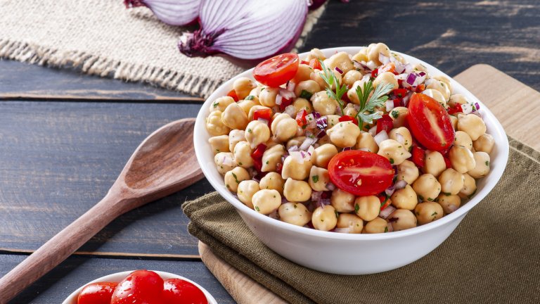 Салата от нахут, чушки и доматиНахутът е изключително ценен източник на протеини и фибри, което по време на пости е незаменимо. Затова и тази салата може да се превърне и в лек обяд или вечеря. За нея отцеждаме 500 грама нахут от буркан и комбинираме с глава червен лук, малко чери домати и 2-3 печени чушки на лентички. Овкусяваме със сол, черен пипер и зехтин.