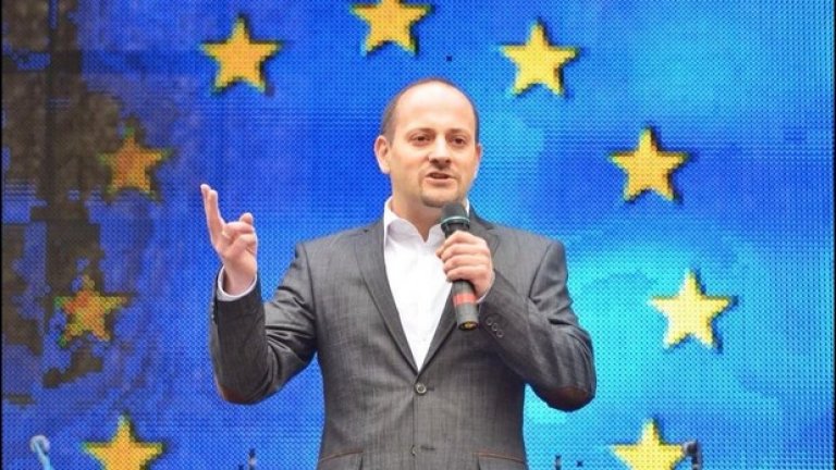 Руската пропаганда работи чрез коментари и дезинформация и в българските интернет медии. Радан Кънев смята, че поради тази причина България е страна в риск