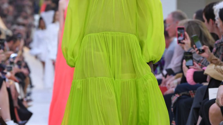 Ако ще е цветно, да е неоново
Отказвате да се слеете с тълпата? Тогава за вас са неоновите цветове, които украсиха модните подиуми - от Tom Ford до Christopher John Rogers и Courreges. 
На снимката: модел на Valentino