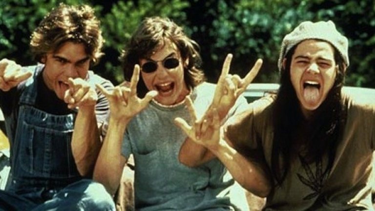 Dazed and Confused (1993)
Този филм на режисьора Ричард Линклейтър разглежда живота на група тинейджъри от предградията на Остин, Тексас през лятото на 1976 година. Въпреки че филмът едва достига 8 милиона долара приходи (при бюджет от 7 милиона), впоследствие придобива култов статут. Куентин Тарантино го поставя в собствения си топ 10 за най-добри филми на всички времена. Името на филма произлиза от песента на Лед Цепелин със същото име.