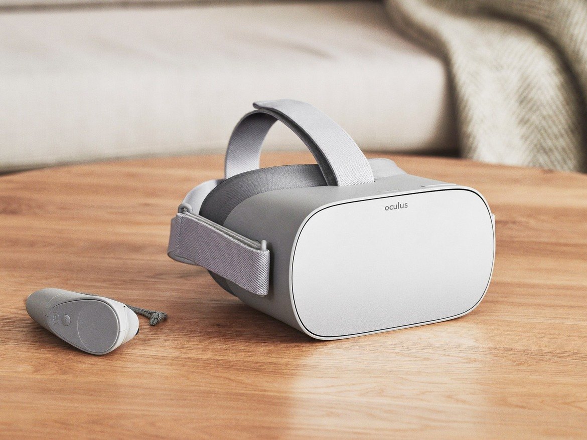 Oculus Go 

Oculus Go е първата система за виртуална реалност, която създава пълноценно усещане за потапяне в изкуствената среда, без да има нужда от допълнителен скъп гейминг-компютър. Устройството ползва LCD дисплей с резолюция 2560х1440 пиксела, с по-добра разделителна способност от Oculus Rift. Вградената аудиосистема във визьора допринася създава озвучаване, което е много добре регулирано спрямо слуха - може да убеди всеки, че зад гърба му се крие истинско зомби. 

Oculus Go се появи на пазара с над 1000 опции за преживявания във виртуална среда - от приложения за медитация в пълен покой до симулация на екстремни обиколки с увеселително влакче. Цялото устройство тежи под 500 грама и представлява огромна крачка напред по пътя на VR от нишово забавление за гейминг общността към масовата публика. 
