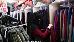Жена - мюсюлманка пазарува в Лондон