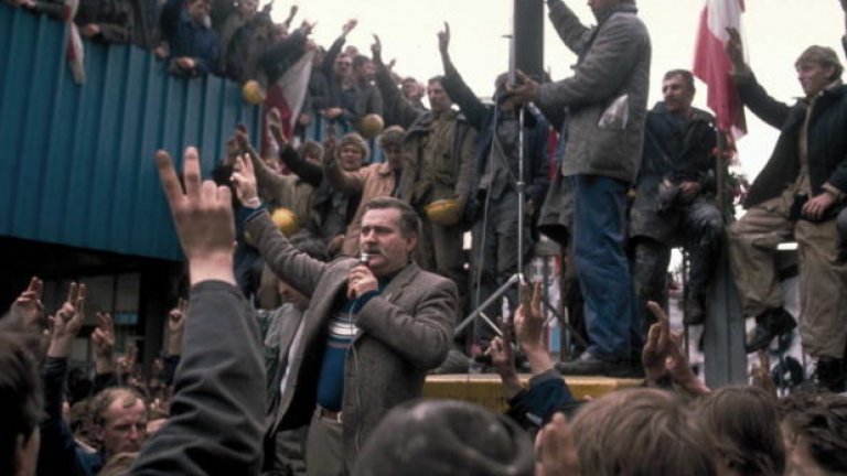 Той е уволнен от корабостроителницата в Гданск и започва стачка със свои колеги за по-добри заплати и условия на труд