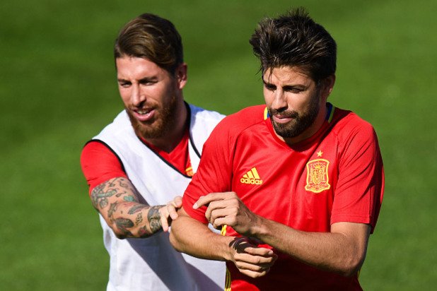 Трима от лидерите в защитата на националния отбор на Испания заплашили, че ще се оттеглят.