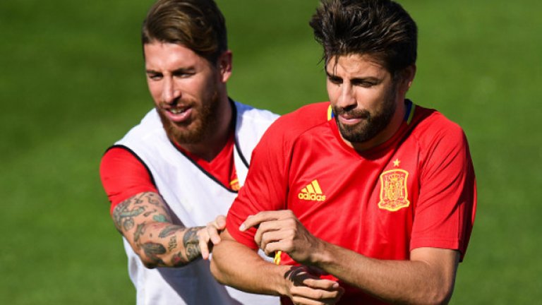 Трима от лидерите в защитата на националния отбор на Испания заплашили, че ще се оттеглят.