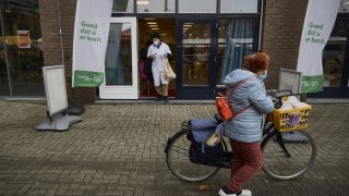 Властите в Нидерландия наложиха нови ограничения след като в петък бяха регистрирани 22 хиляди нови случая.