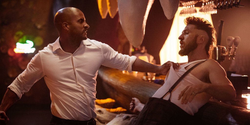 American gods 
Сериалът, базиран на книгата на Нийл Геймън, претърпя много обрати и проблеми. Проектът беше замразен за кратко, после смени половината си екип, но в крайна сметка, резултатът е налице и ще имаме шанса да го видим догодина. Геймън е ед