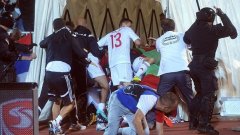 Дрон със закачено на него знаме на Велика Албания по време на мача между Албания и Сърбия за европейска квалификация доведе до бой на терена и по трибуните