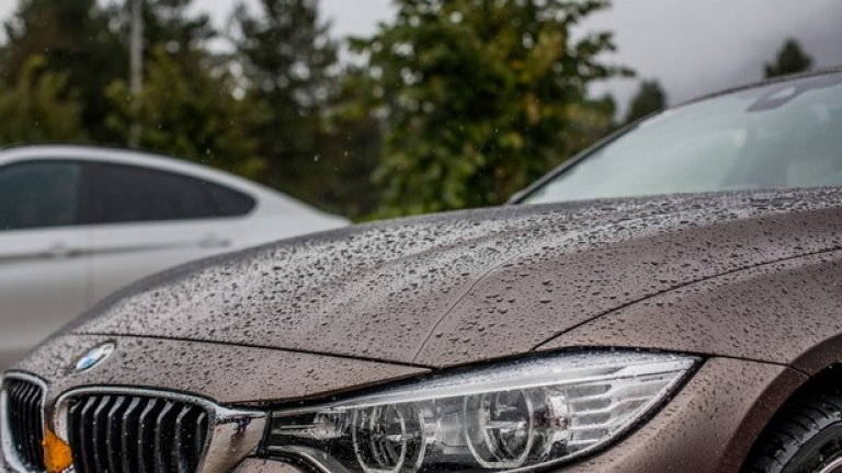 Малко преди Железница небето буквално се отваря и върху асфалта се изливат някакви безумни количества вода, които превръщат шофирането в аквапланинг, а чистачките работят толкова усърдно, че ми идва да им хвърля стотинки за добре свършената работа.